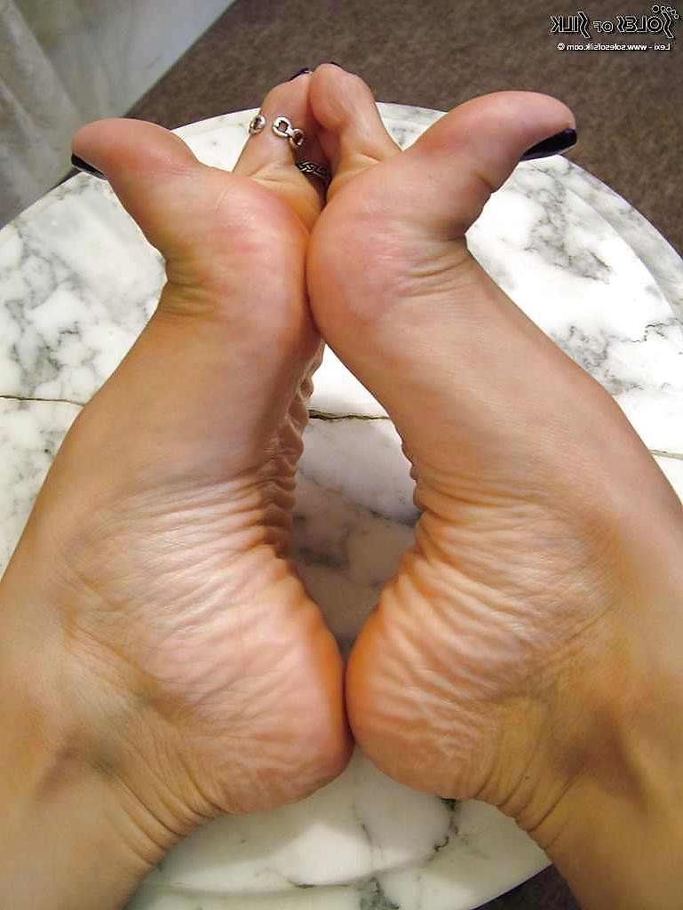 25P Foot pussy and arches soles