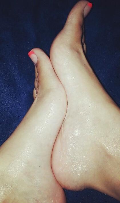 25P Foot pussy and arches soles