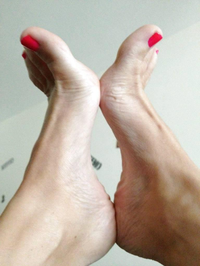 25P Foot pussy and arches soles