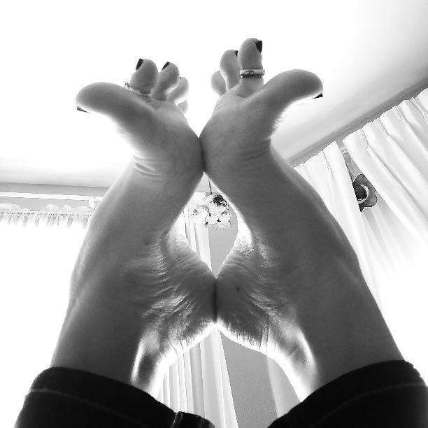 25P Foot pussy and arches soles