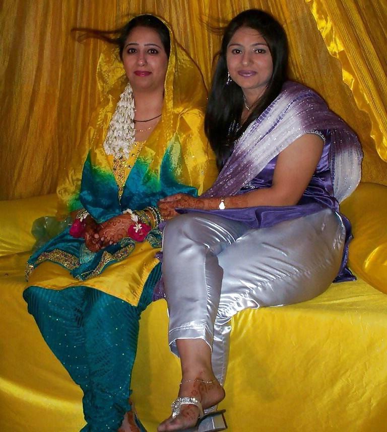 25P Desi beauty in SILK.