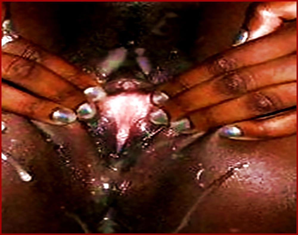 13P Black women pussy open