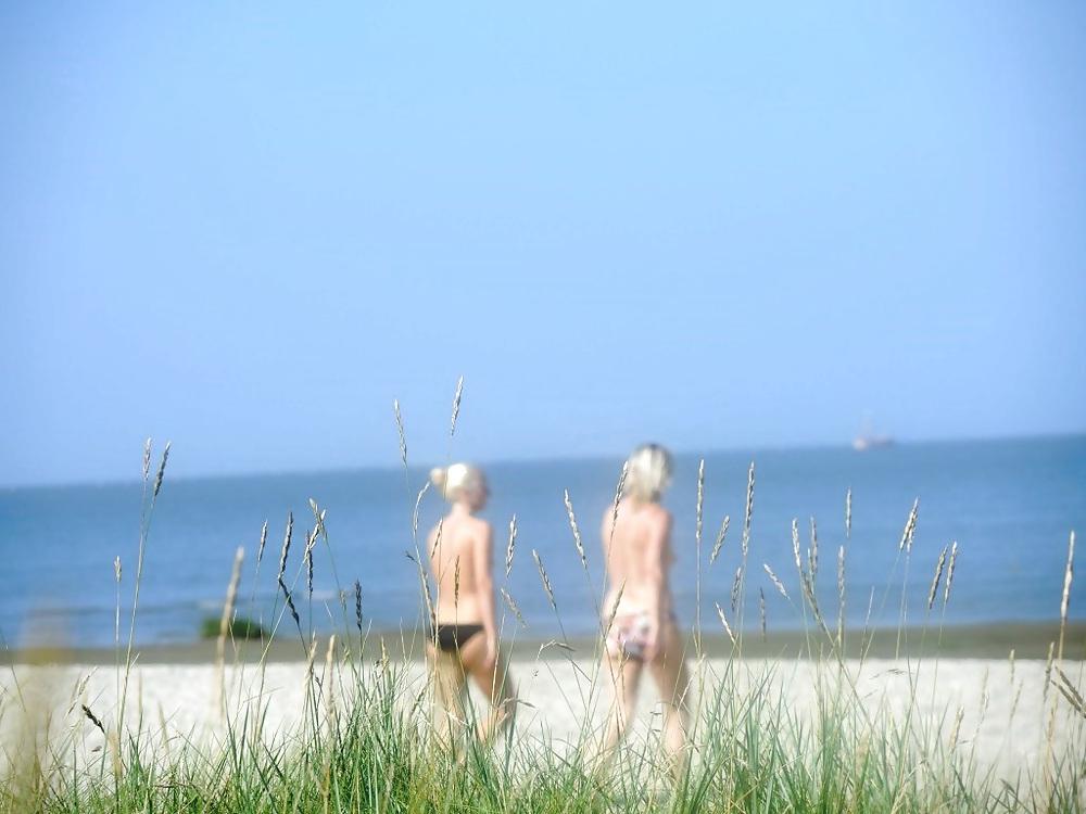 12P Pictures from the beach secretly