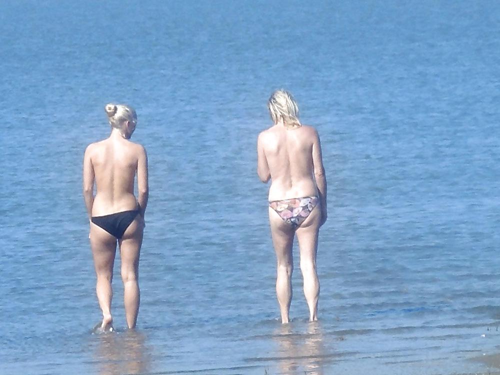 12P Pictures from the beach secretly