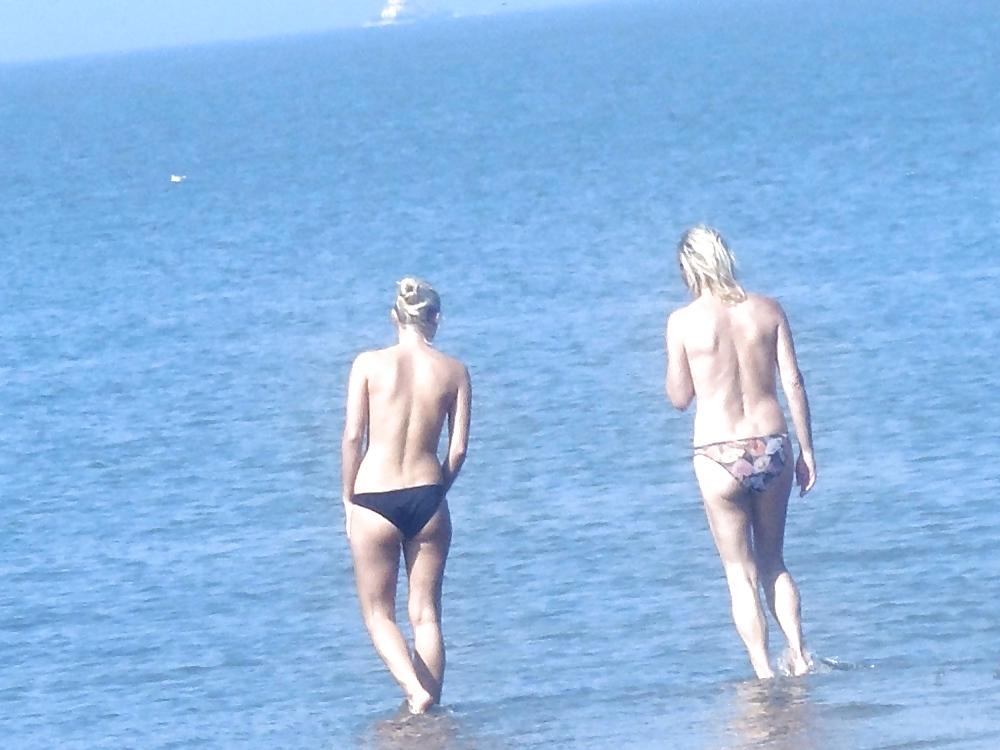 12P Pictures from the beach secretly