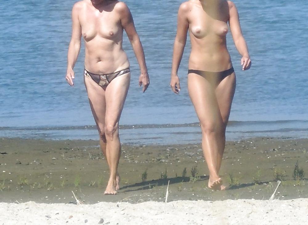 12P Pictures from the beach secretly