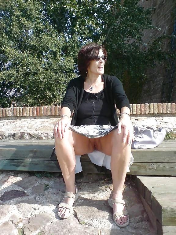 25P MILF Upskirt - 7