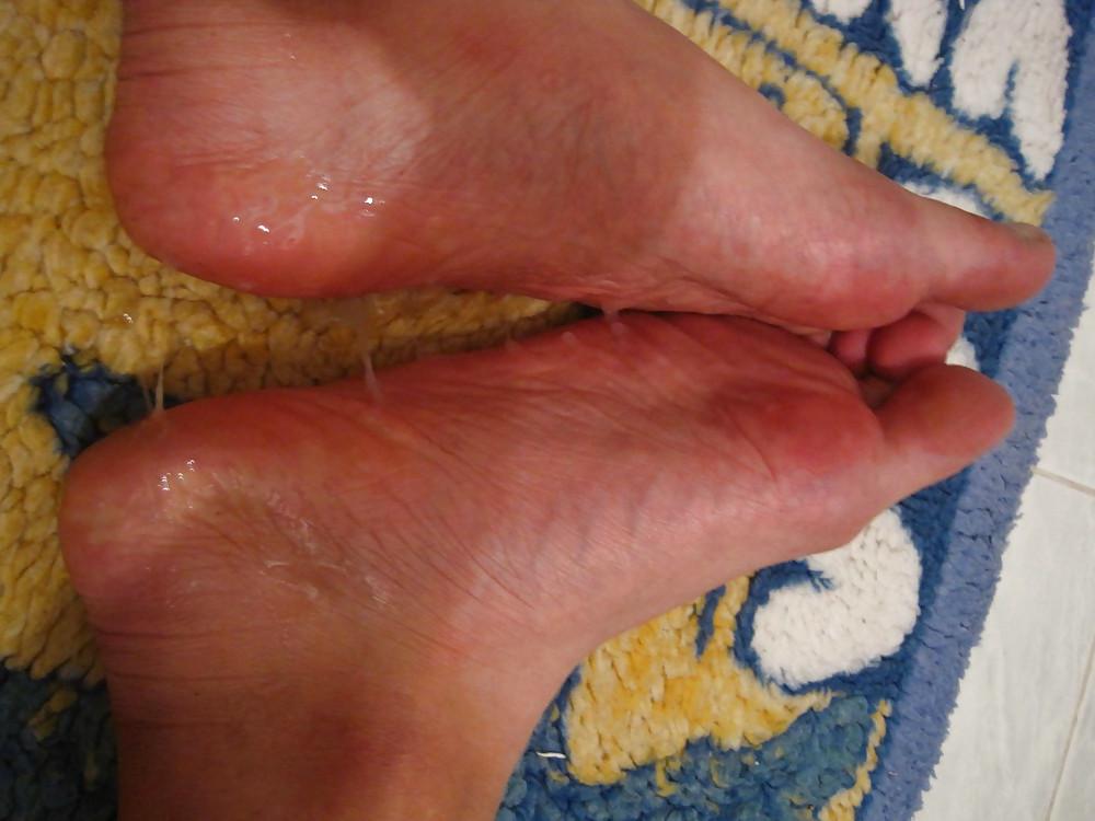 25P Ass toying with huge dildo