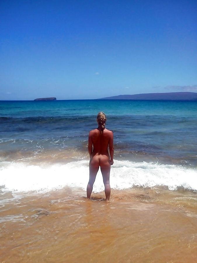 25P NUDE AT THE BEACH