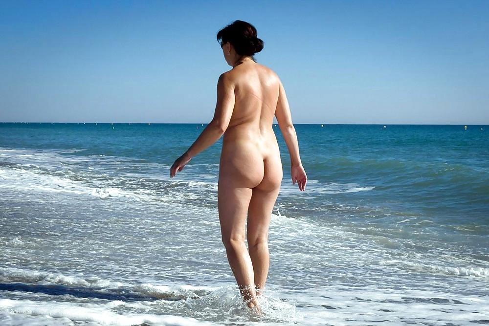 25P NUDE AT THE BEACH