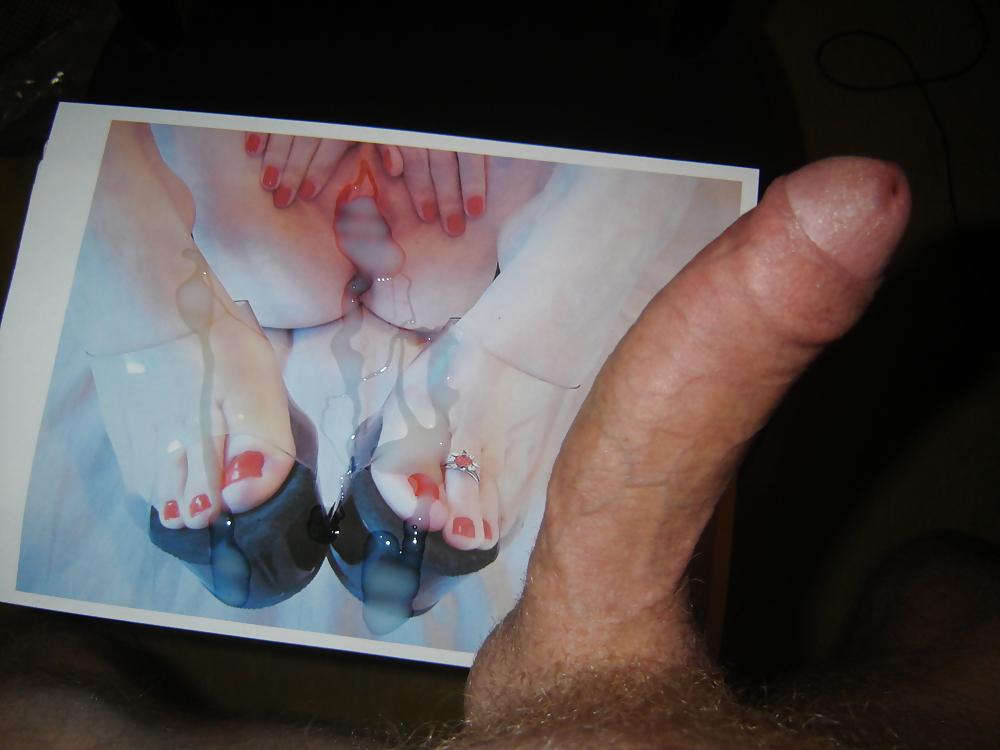 4P Cumming on her red toes and sexy shoes...