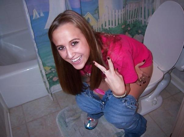 23P Real Teens On Toilet