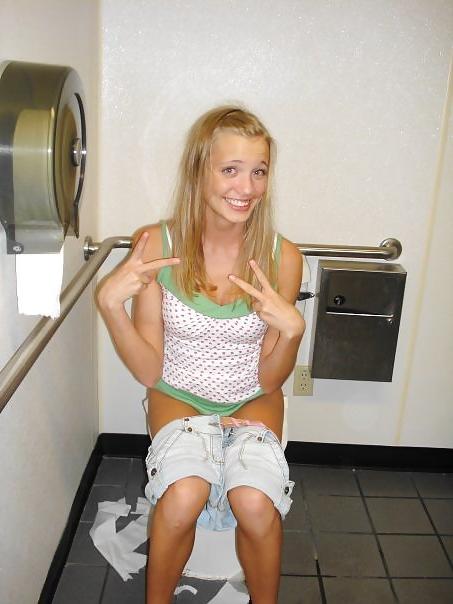 23P Real Teens On Toilet