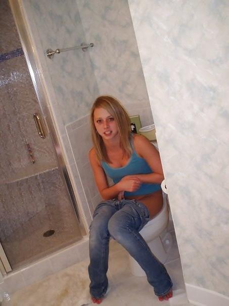23P Real Teens On Toilet