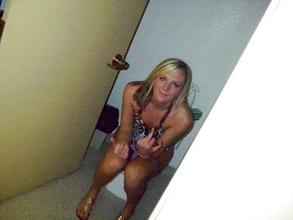 23P Real Teens On Toilet