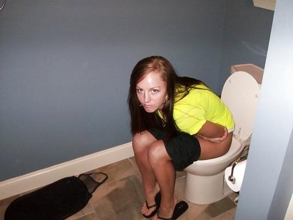 23P Real Teens On Toilet