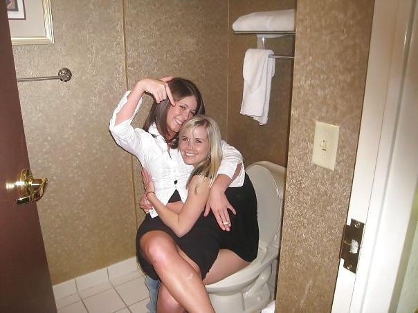 23P Real Teens On Toilet