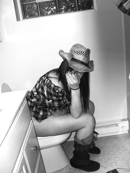 23P Real Teens On Toilet