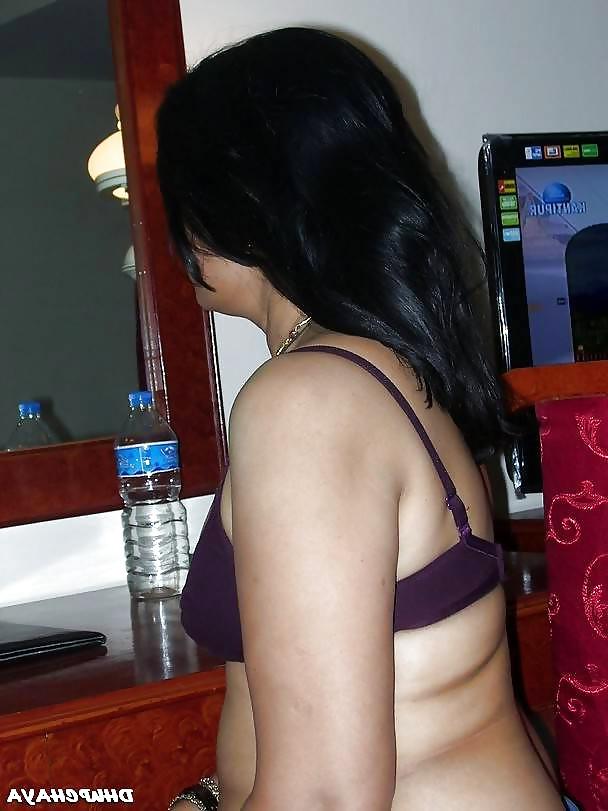 11P HOT DESI SEXY BHABHI POSE AND TEASE