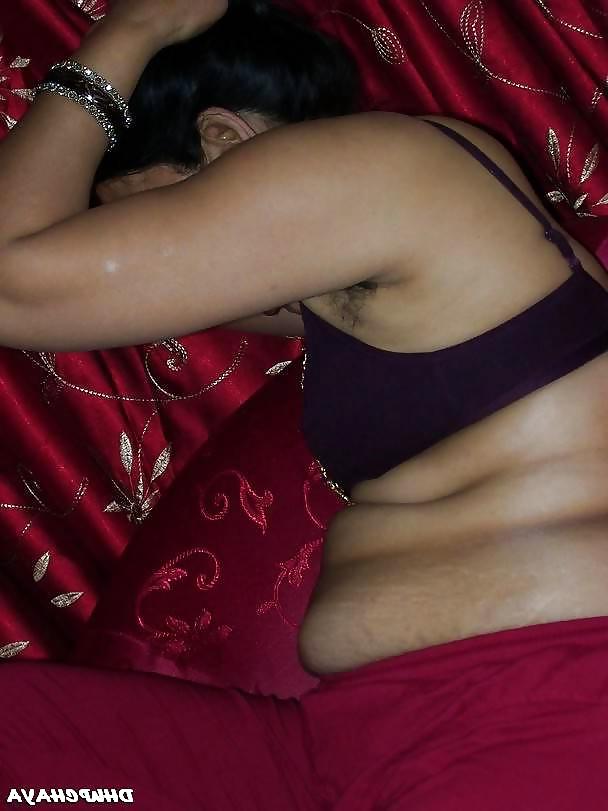 11P HOT DESI SEXY BHABHI POSE AND TEASE