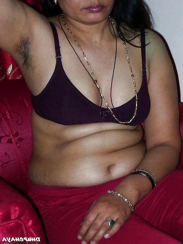 11P HOT DESI SEXY BHABHI POSE AND TEASE