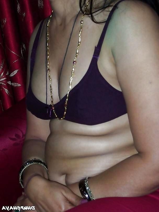 11P HOT DESI SEXY BHABHI POSE AND TEASE