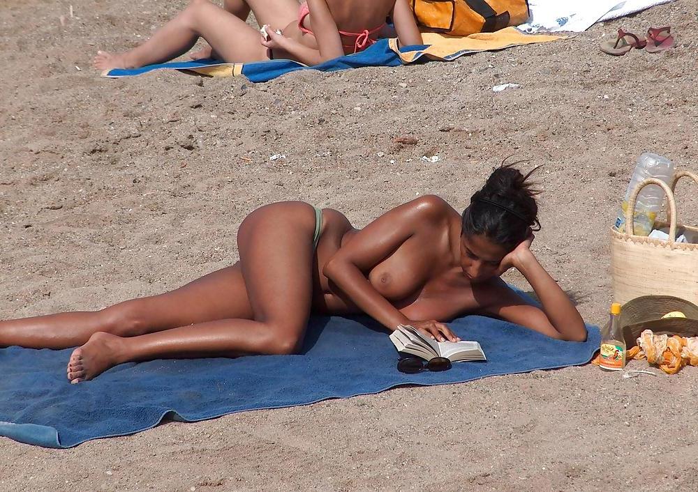 22P Topless Beach...