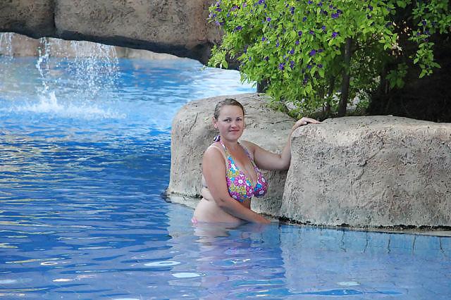 16P Busty Russian Woman 1636