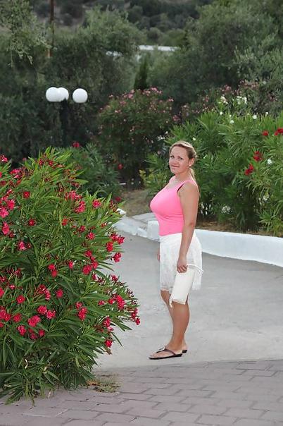 16P Busty Russian Woman 1636