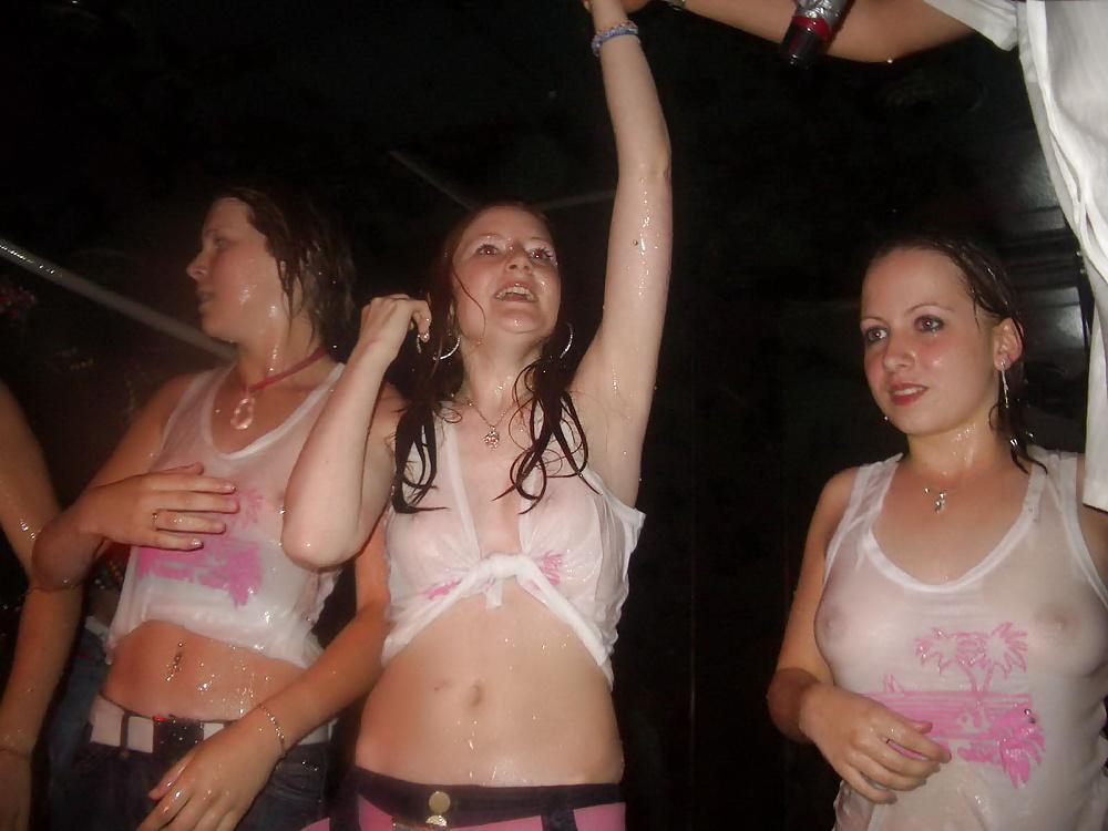 25P Wet-T-Shirt-Wettbewerbszeit!