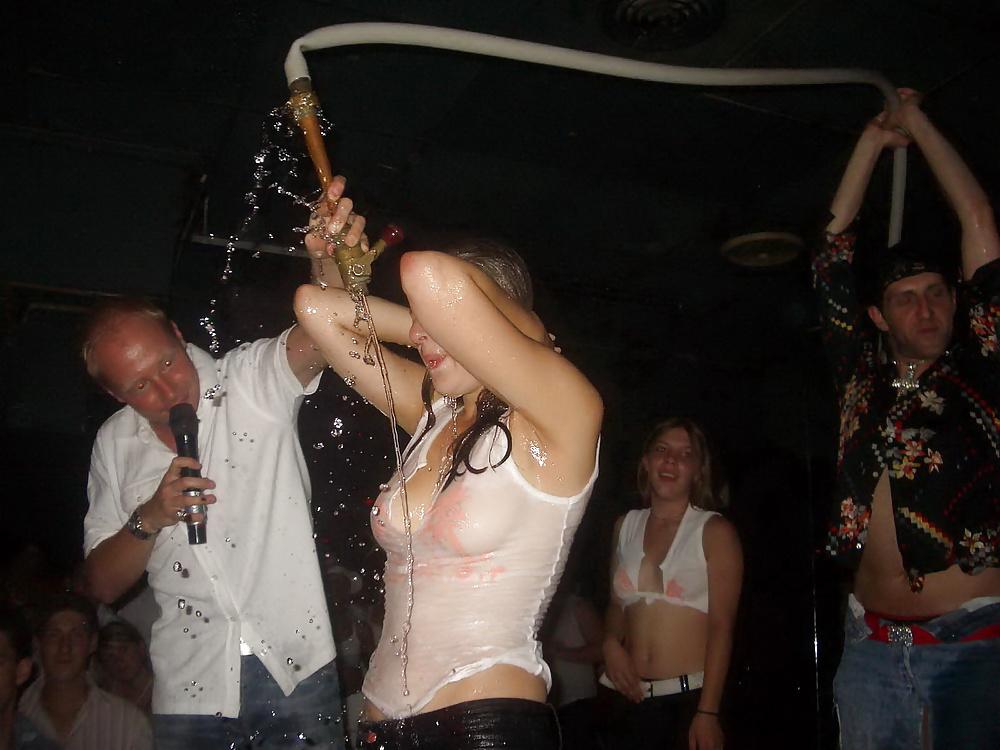 25P Wet-T-Shirt-Wettbewerbszeit!