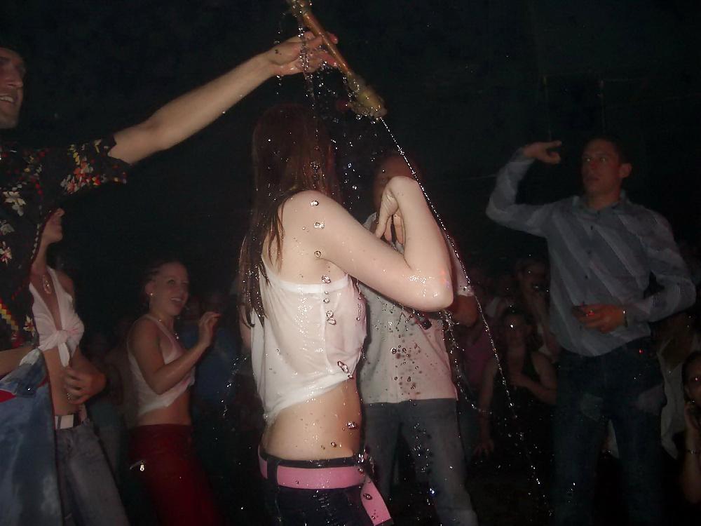 25P Wet-T-Shirt-Wettbewerbszeit!