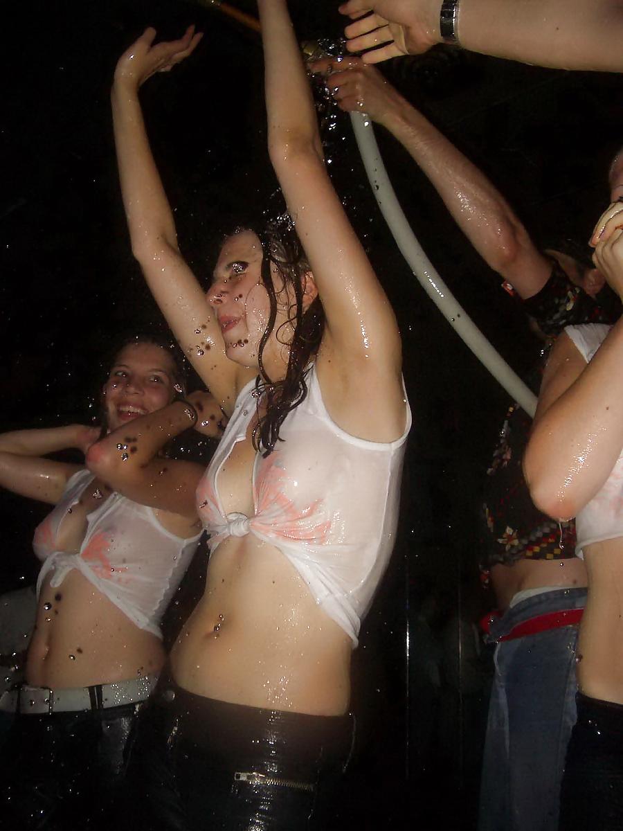 25P Wet-T-Shirt-Wettbewerbszeit!