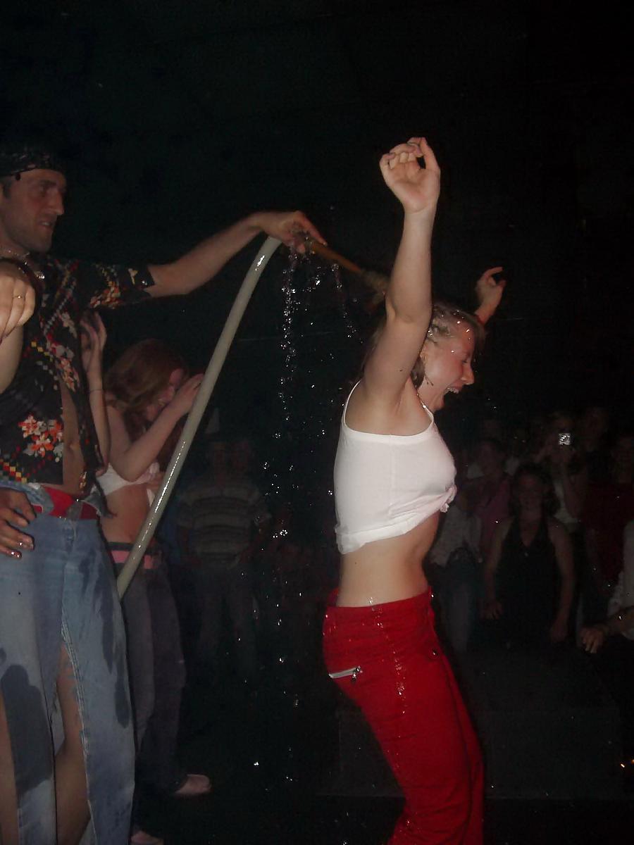 25P Wet-T-Shirt-Wettbewerbszeit!