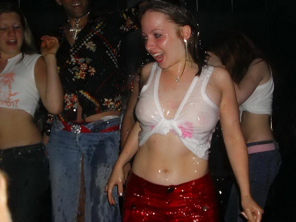 25P Wet-T-Shirt-Wettbewerbszeit!