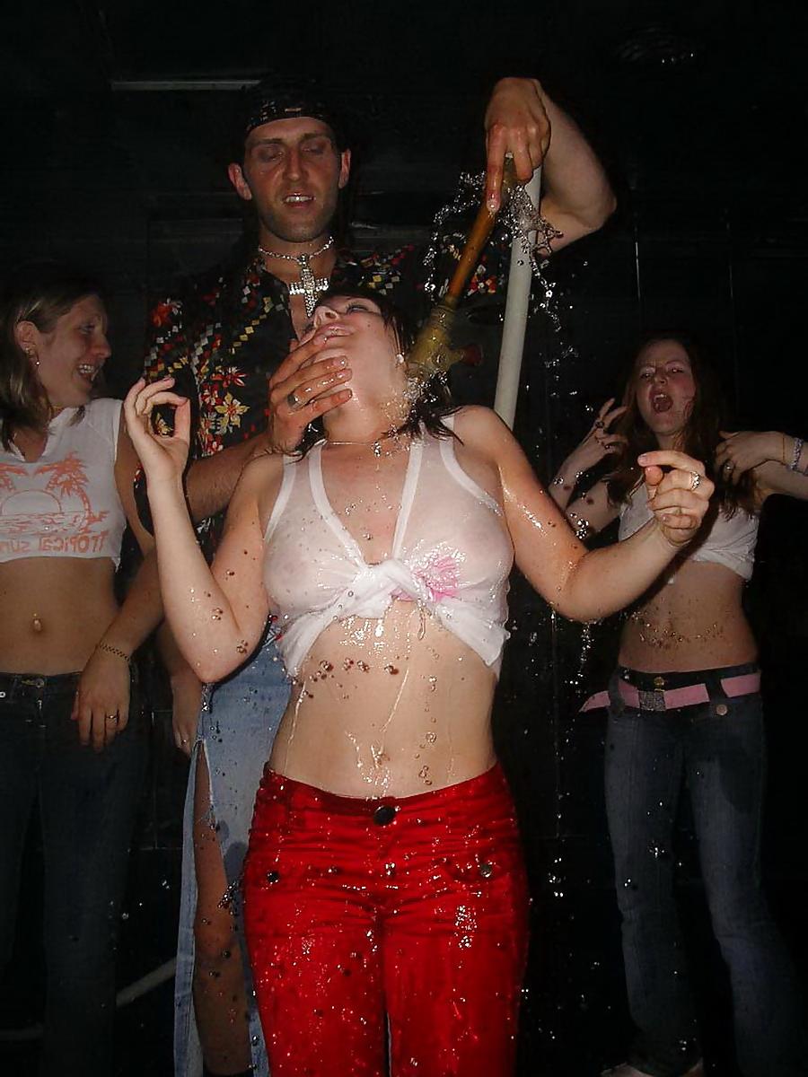 25P Wet-T-Shirt-Wettbewerbszeit!