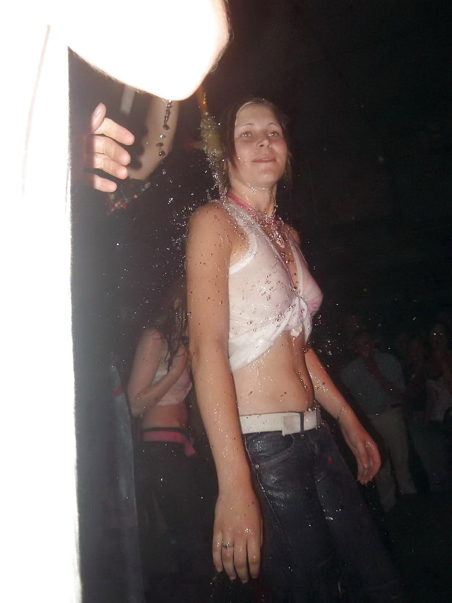 25P Wet-T-Shirt-Wettbewerbszeit!