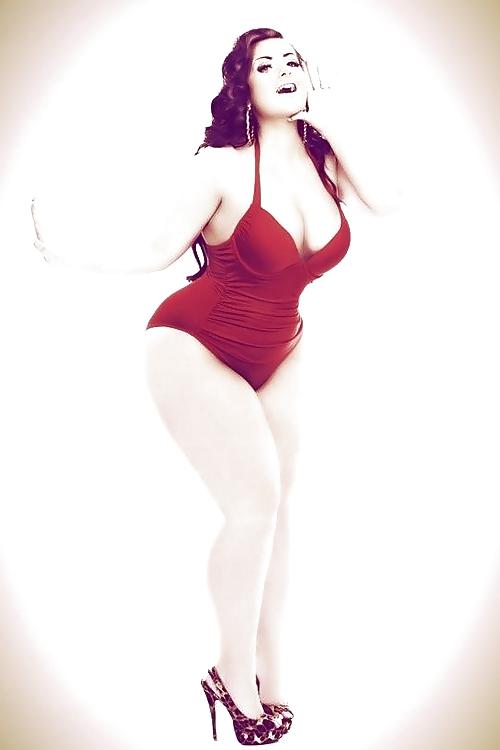 25P The Beauty of Curves (lingerie)