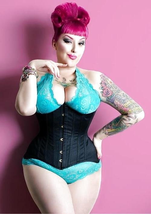 25P The Beauty of Curves (lingerie)