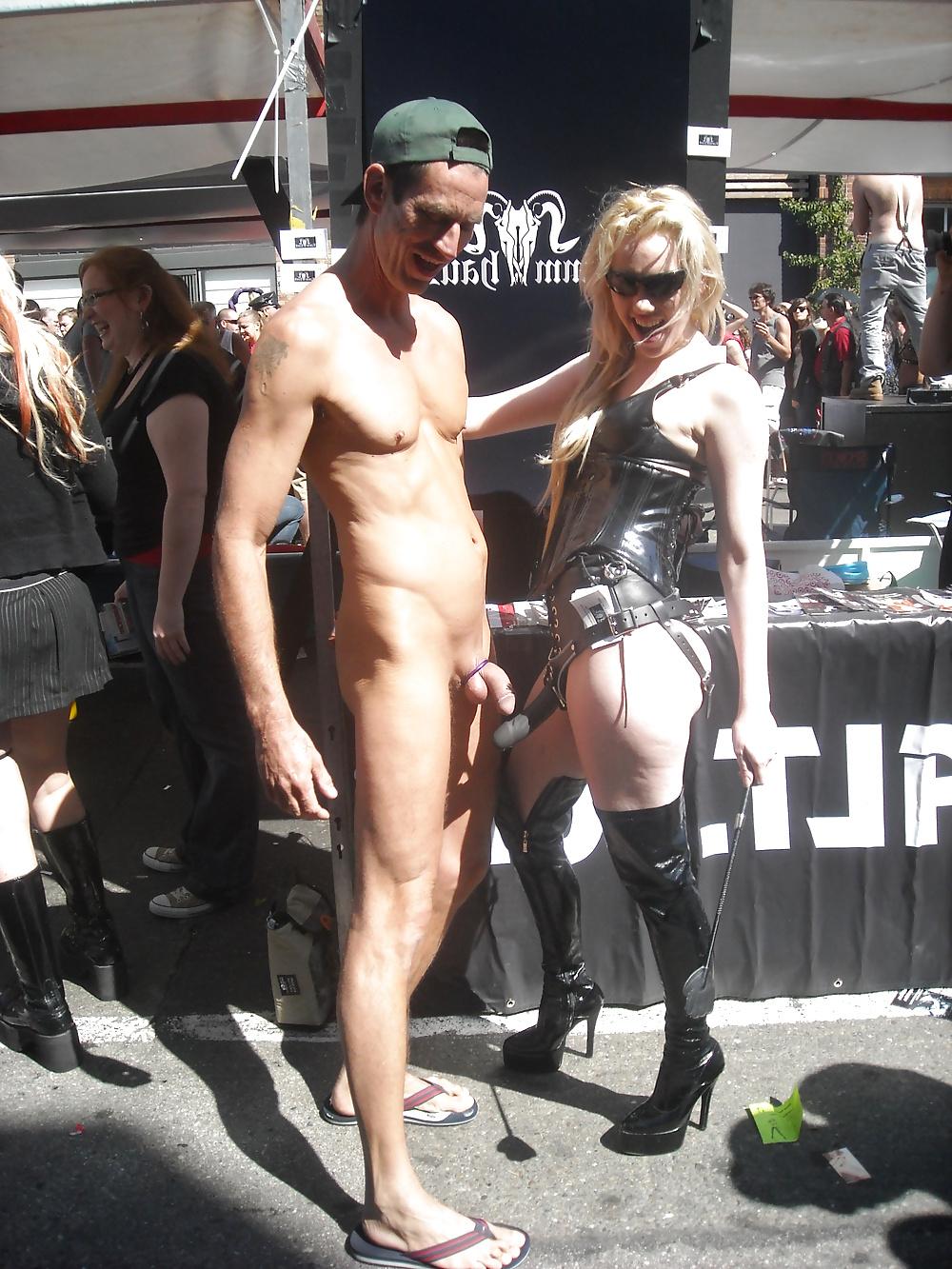 25P Guy walks nude in New Orleans (Mardi Gras)