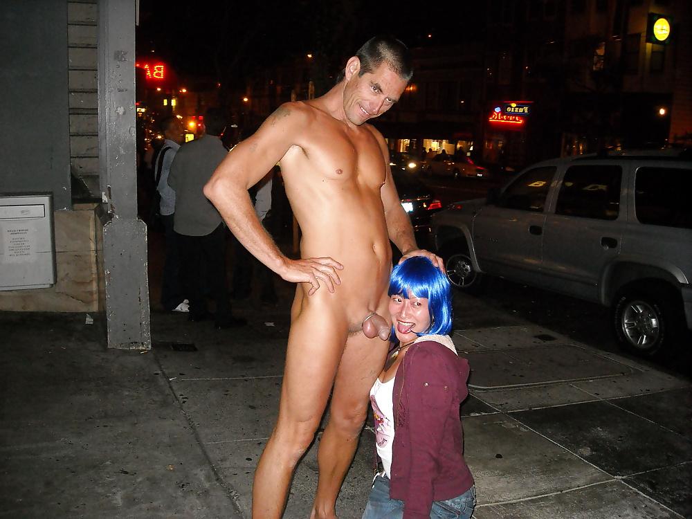 25P Guy walks nude in New Orleans (Mardi Gras)