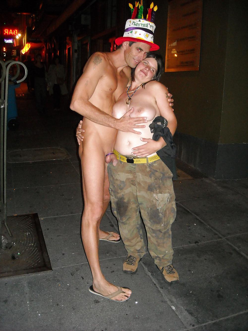 25P Guy walks nude in New Orleans (Mardi Gras)