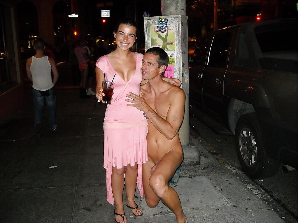 25P Guy walks nude in New Orleans (Mardi Gras)