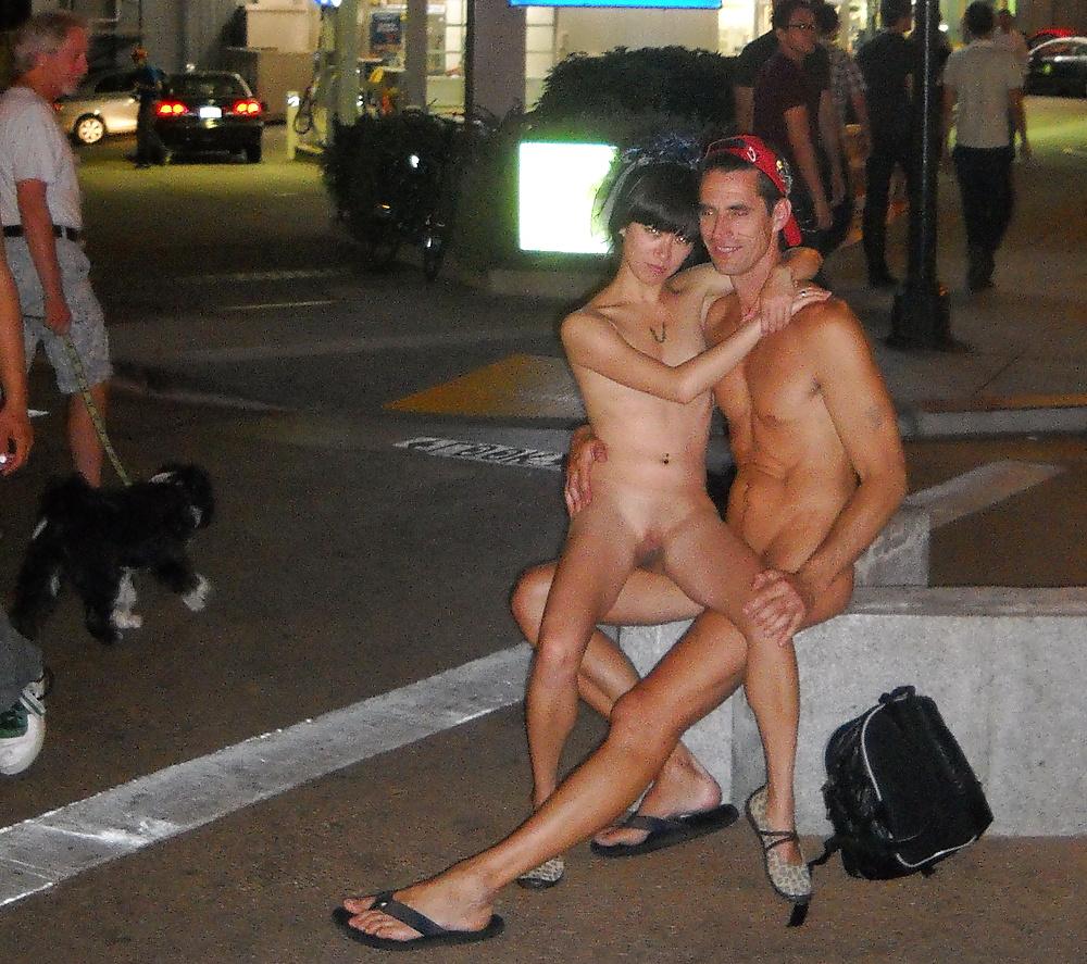 25P Guy walks nude in New Orleans (Mardi Gras)