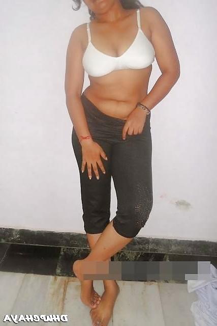 6P Desi Bhopal girl Nikita self pressing her boobs nude images