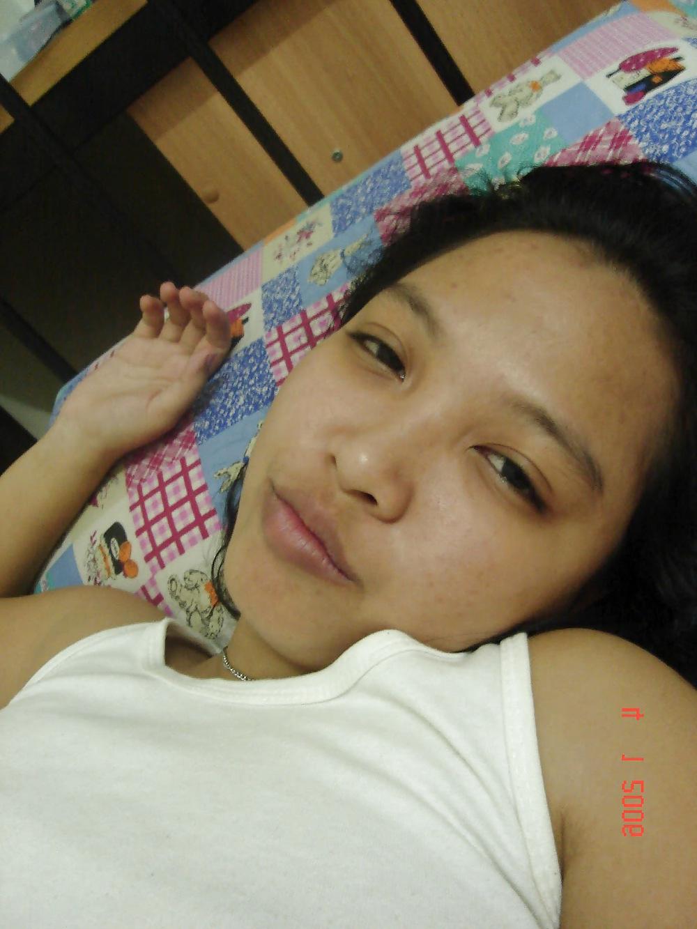 25P Malay girl nude self pose