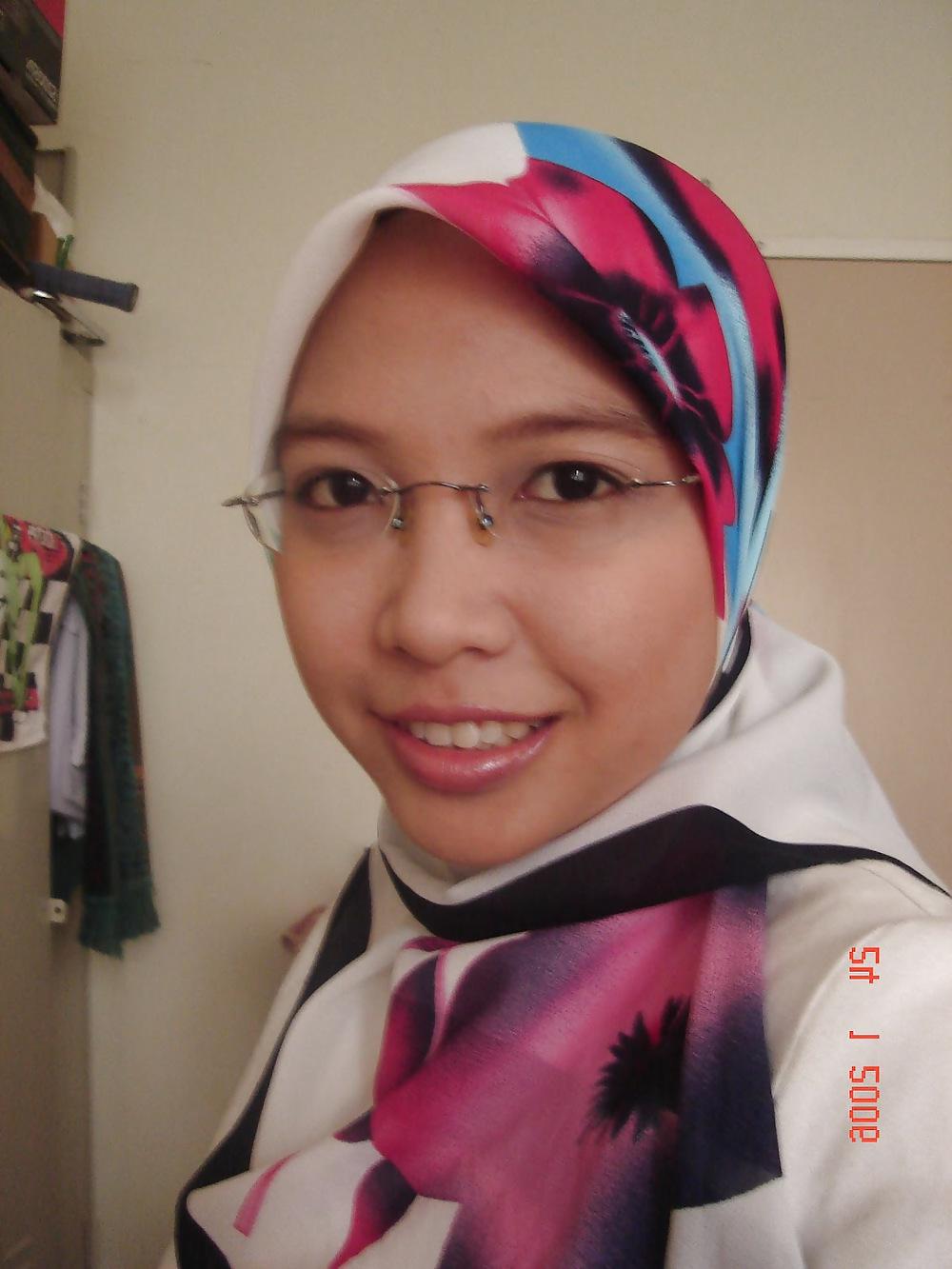 25P Malay girl nude self pose