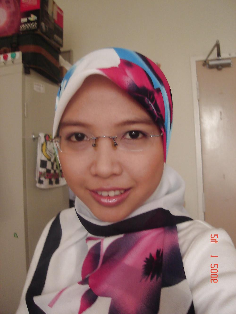 25P Malay girl nude self pose