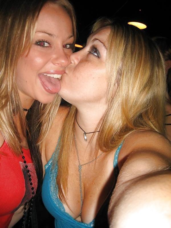 14P Kissing Girls