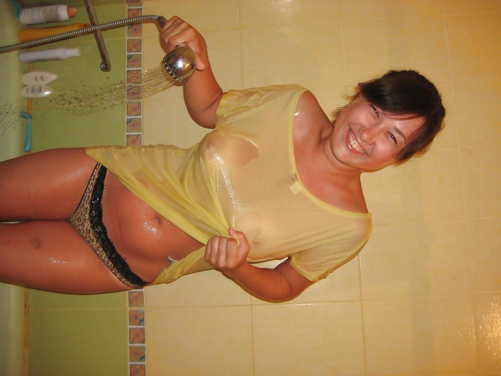25P Girls Wet T-Shirt Contest At Home